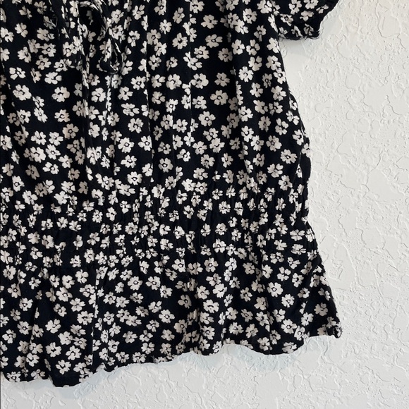 Abercrombie & Fitch Black & White Floral Smocked Blouse - Picture 3 of 6